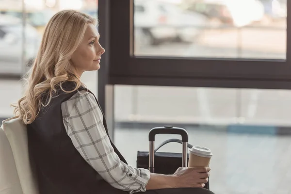 Žena s kufrem a kávou — Stock fotografie
