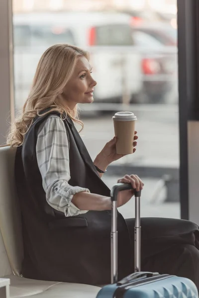 Woman with suitcase and coffee — Free Stock Photo