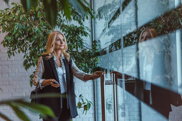 Woman going out of office — Stock Photo, Image