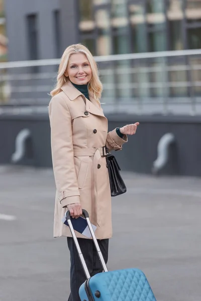 여자 가방 트렌치 코트 — 스톡 사진