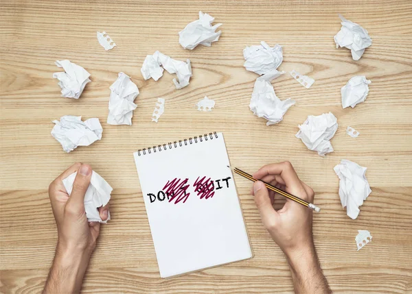 Zakenman schrijven in notitieblok — Stockfoto