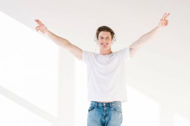 Kulaklıklı genç adam.