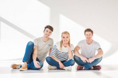 mutlu genç arkadaşlar 