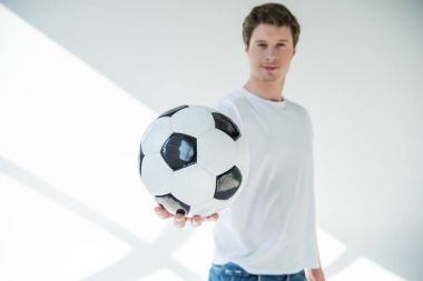 Futbol topu ile genç adam