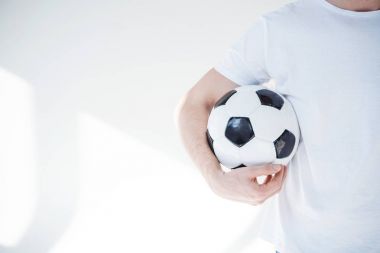 Futbol topu ile genç adam