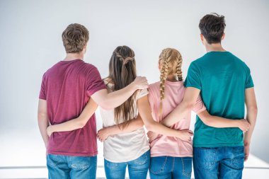 Genç insanlar birlikte ayakta