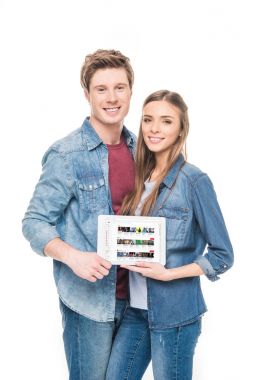 Dijital tablet ile genç bir çift