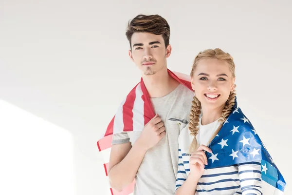 Pareja joven con bandera americana — Foto de Stock