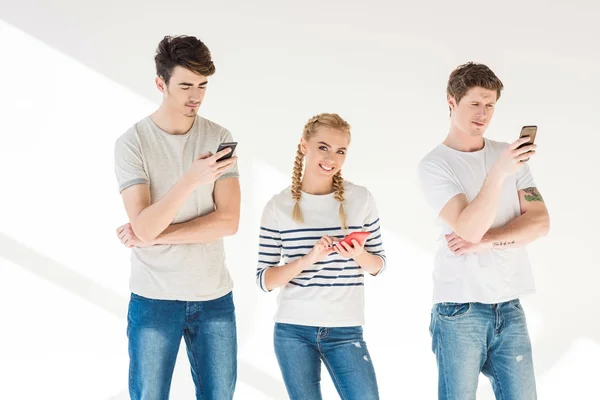 Νεαροί φίλοι χρησιμοποιούν smartphones — Φωτογραφία Αρχείου