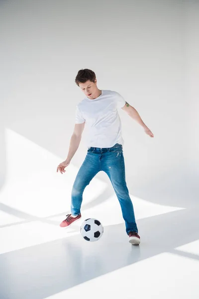 Mladý muž s fotbalovým míčem — Stock fotografie