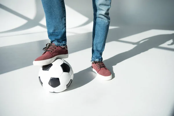 Mladý muž s fotbalovým míčem — Stock fotografie