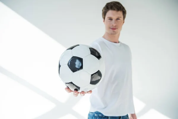 Junger Mann mit Fußball — Stockfoto