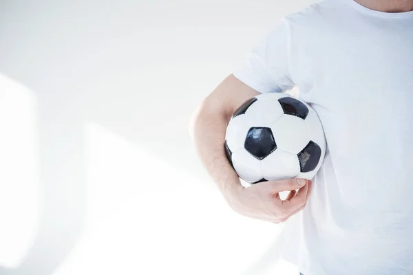 Jovem com bola de futebol — Fotografia de Stock