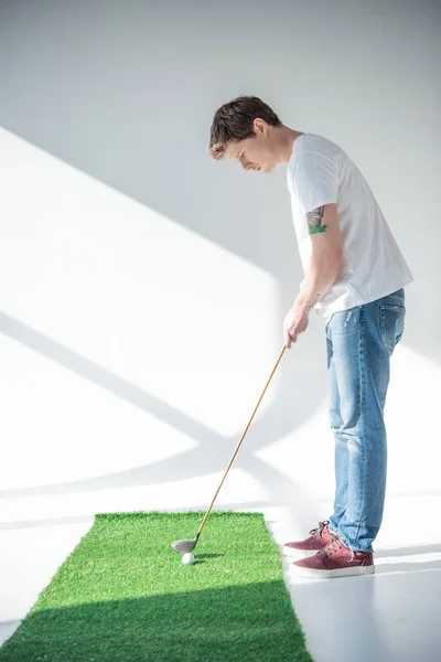 Joven jugando al golf — Foto de Stock