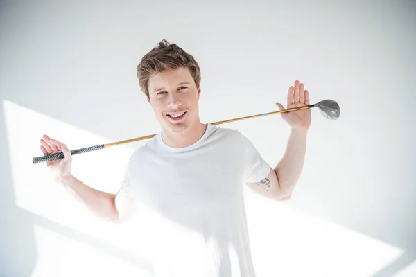 Mladý muž hraje golf — Stock fotografie