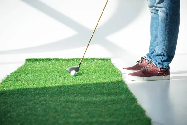 Junger Mann beim Golfspielen — kostenloses Stockfoto