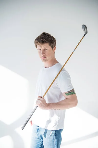 Junger Mann beim Golfspielen — Stockfoto
