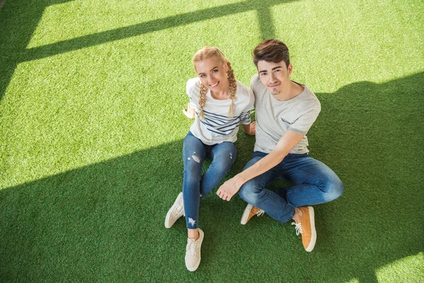 Lyckliga unga paret på gräs — Stockfoto
