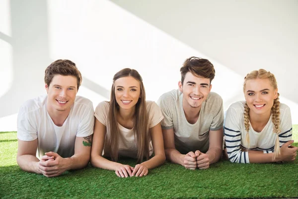 Lächelnde junge Freunde — Stockfoto