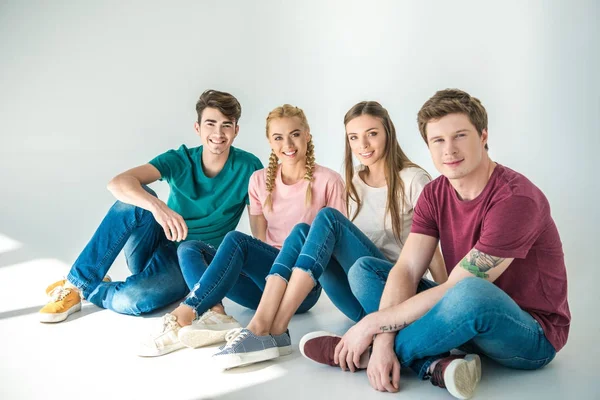 mutlu genç arkadaşlar