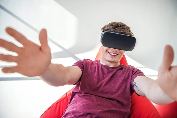 Людина в гарнітурі віртуальної реальності — стокове фото