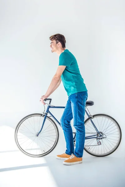 自転車を持つ若い男 — ストック写真