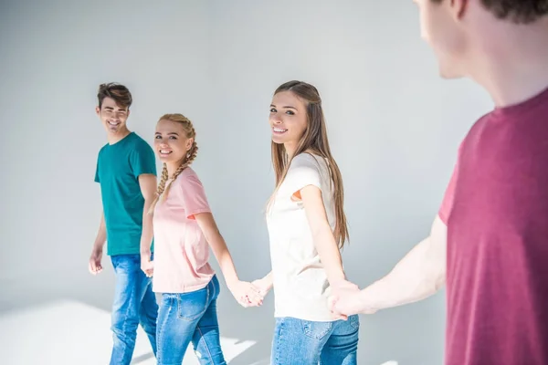 Jóvenes tomados de la mano — Foto de Stock