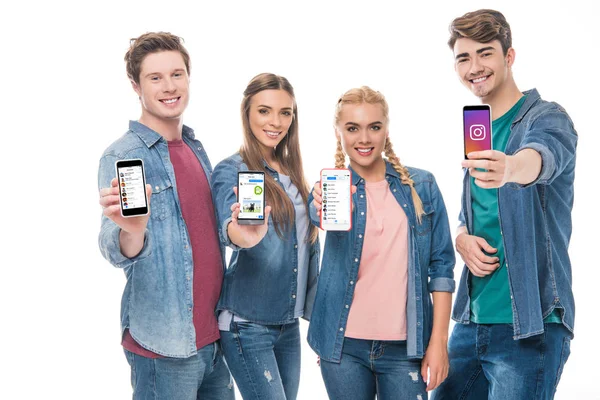Jóvenes amigos sosteniendo teléfonos inteligentes —  Fotos de Stock