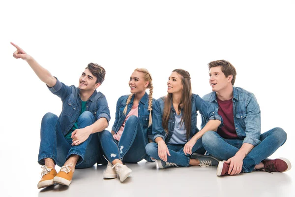 Jóvenes amigos apuntando lejos — Foto de Stock