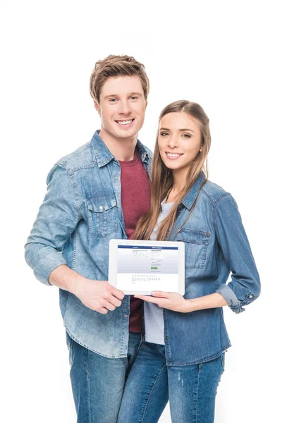 Jeune couple avec tablette numérique — Photo