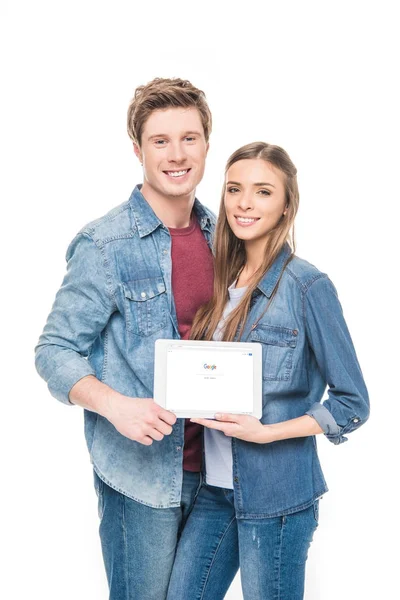 Casal jovem com tablet digital — Fotografia de Stock