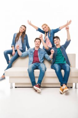 mutlu arkadaş kanepede oturan