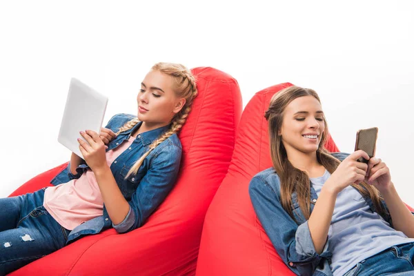 Girls using digital devices — Free Stock Photo