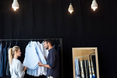 Genç çift butik