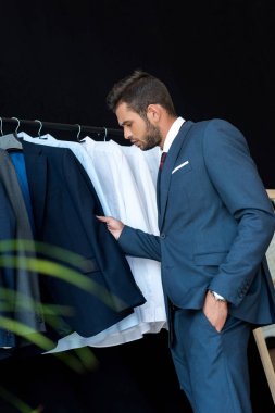 butik iş adamı seçerek elbiseli