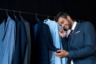 smartphone içinde butik konuşurken işadamı