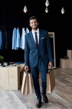 işadamı ile butik alışveriş torbaları