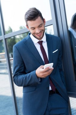Akıllı telefon kullanan iş adamı