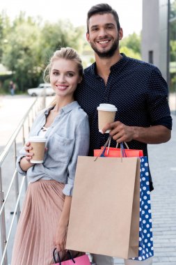 Alışveriş torbalı genç çift.