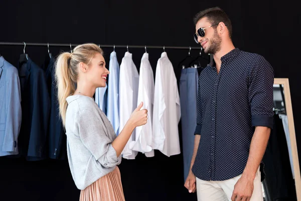 Couple in boutique — Stock Photo, Image