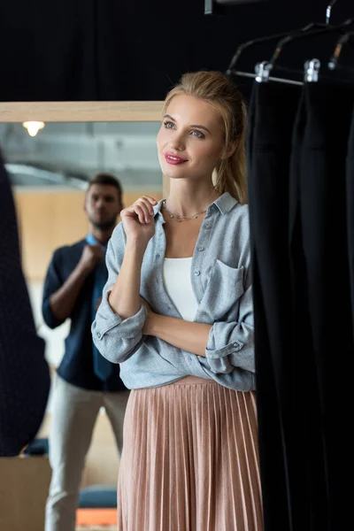 Pareja eligiendo corbata en boutique — Foto de stock gratis