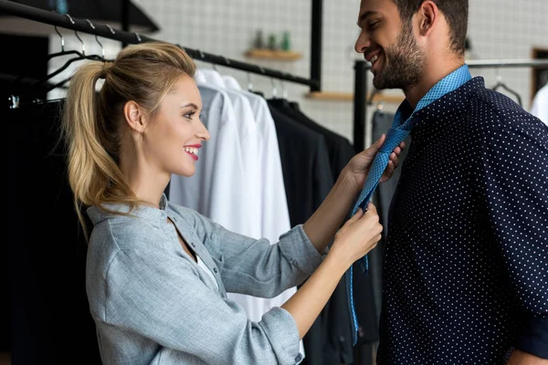 Paar wählt Krawatte in Boutique — Stockfoto