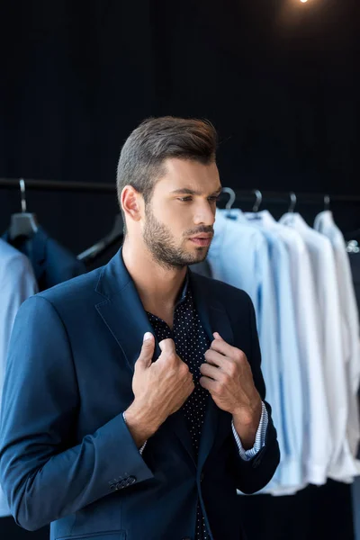 Young businessman in boutique — Stock Photo, Image
