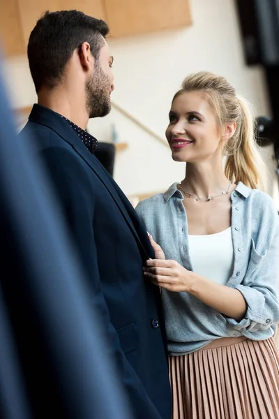 Pareja joven en boutique — Foto de Stock