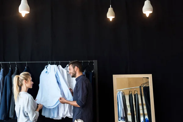 Pareja joven en boutique — Foto de Stock