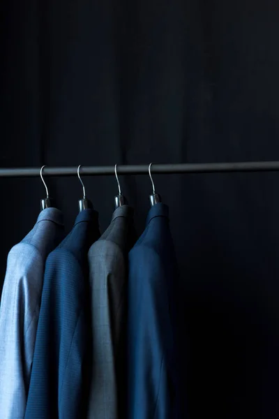 Jaquetas de terno em cabides — Fotografia de Stock