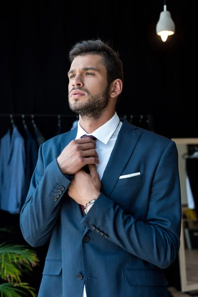 Young businessman in boutique — Free Stock Photo