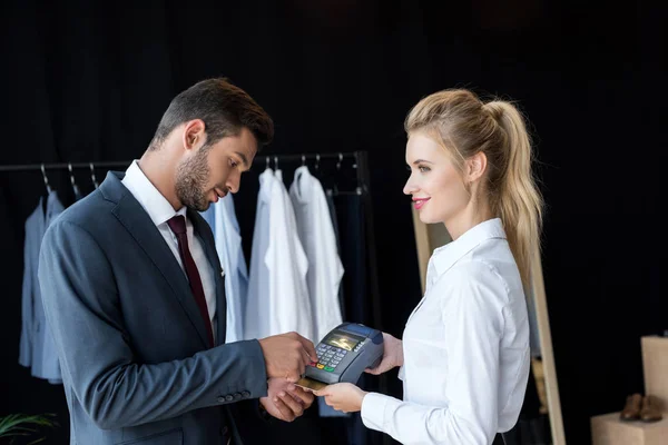 Pago con tarjeta de crédito y terminal — Foto de Stock