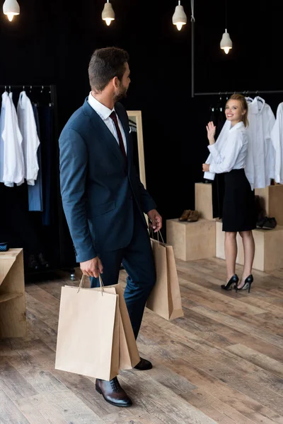 Uomo d'affari e venditore in boutique — Foto Stock