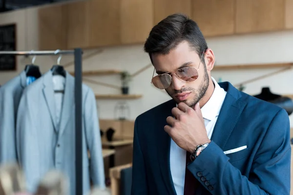 Young businessman in boutique — Stock Photo, Image